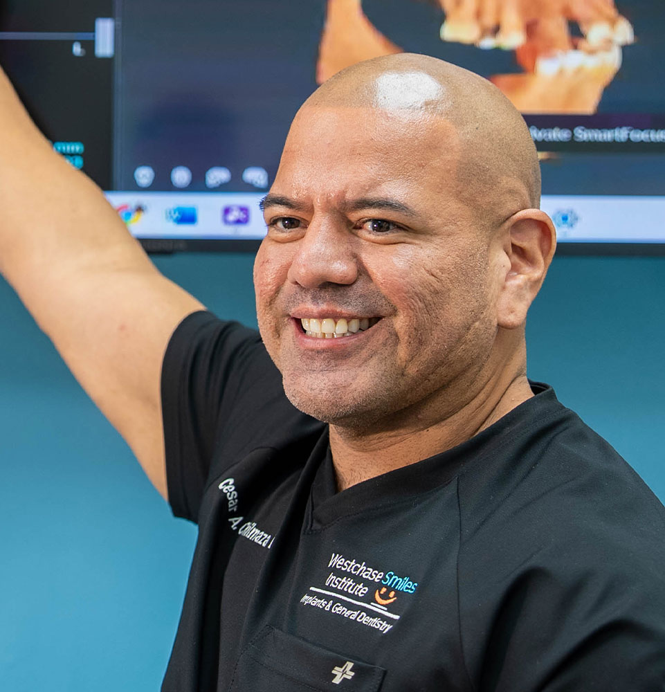 dr cesar chilmaza showing digital scan